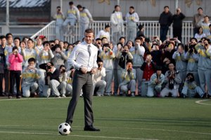 GETTY IMAGES: Beckham se arrancó a jugar durante una visita a un colegio de primaria en Beijing