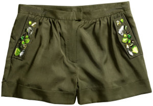 Shorts en color caqui con pedrería en los bolsillos H&M 19,95€