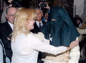 La baronesa Thyssen ayuda a cubrirse a Antonio Banderas