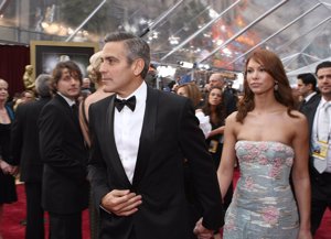 Él va delante de ella, gesto que la hace sentir protegida