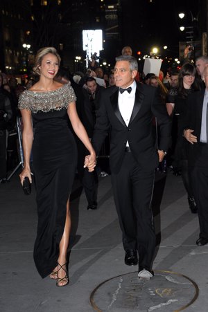 Como un verdadero galán, una mano en el bolsillo y la otra unida a su pareja