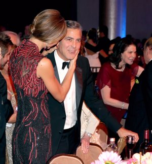 Ella le limpia los restos de pintalabios de la cara