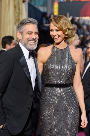 Ella le mira con admiración