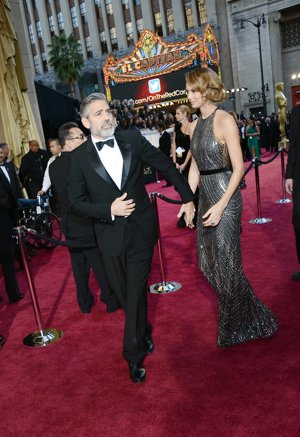 Le coge de la mano como diciendo 