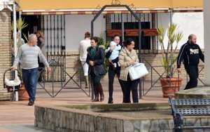 La familia Rivera-Bueno y los padres de Jessica salen de un restaurante en Los Molares