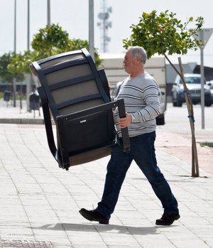 Francisco ayuda durante la mudanza