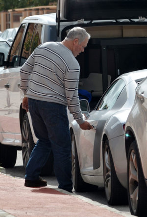 Francisco ayuda durante la mudanza