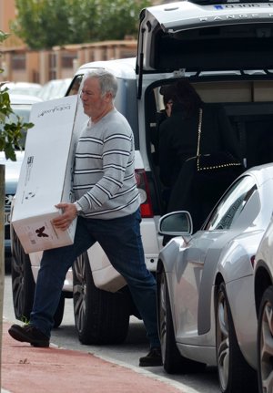 Francisco ayuda durante la mudanza