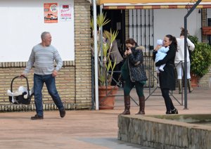 La familia sale de un restaurante en Los Molares