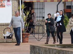 La familia sale de un restaurante en Los Molares