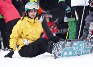 Mariam Hernández con una tabla de snowboard