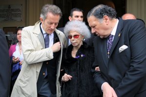 Alfonso Díez acompañando a la Duquesa de Alba