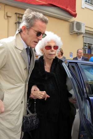 La Duquesa de Alba llega con Alfonso Díez