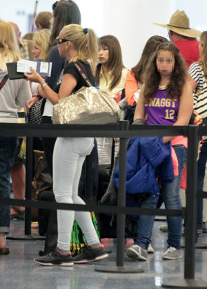 Belén Esteban en el aeropuerto junto a su hija Andrea