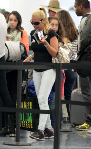 Belén Esteban en el aeropuerto junto a su hija Andrea y una amiga