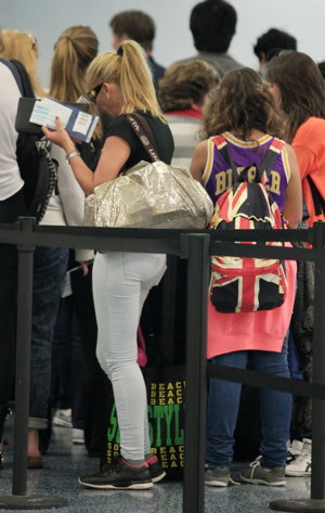 Belén Esteban hace cola en el aeropuerto
