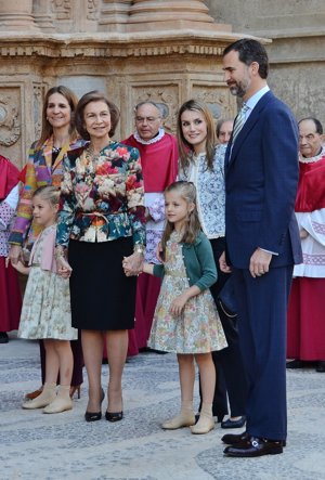 EUROPA PRESS: La infanta junto a la Reina, los Príncipes Felipe y Letizia y sus hija, Leonor y Sofía, en Palma de Mallorca