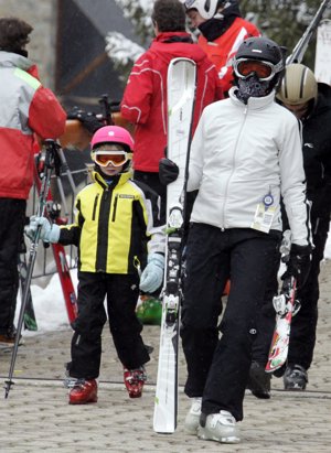 Doña Cristina junto a la pequeña Irene listas para esquiar