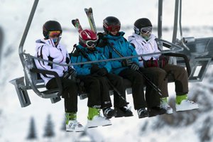 La Infanta Cristina junto a sus tres hijos varones en el telesilla