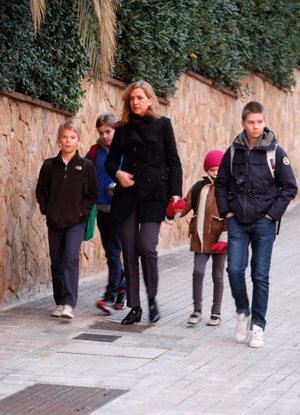 La Infanta Cristina lleva a sus cuatro hijos al colegio