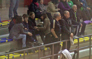 Doña Cristina, una atenta espectadora de su hijo jugando al balonmano