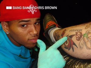 Chris Brown tatúa a Bang Bang