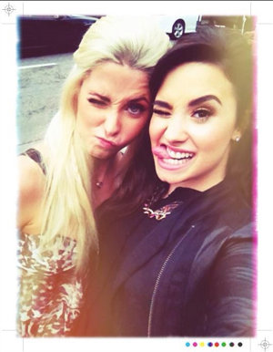 Demi Lovato se divierte con una amiga Twitter