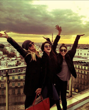 Ashley Benson, Selena Gomez y Vanessa Hudgens se divierten en París Twitter
