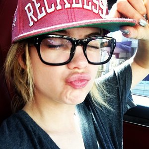 Ashley Benson muy natural en Instagram