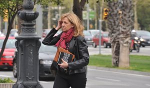 Foto: David Oller
La Infanta Cristina entrando hoy en la sede central de La Caixa, nada más conocer que Iñaki acepta la oferta de irse a Qatar.