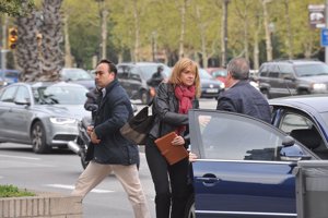 Foto: David Oller
La Infanta Cristina entrando hoy en la sede central de La Caixa, nada más conocer que Iñaki acepta la oferta de irse a Qatar.