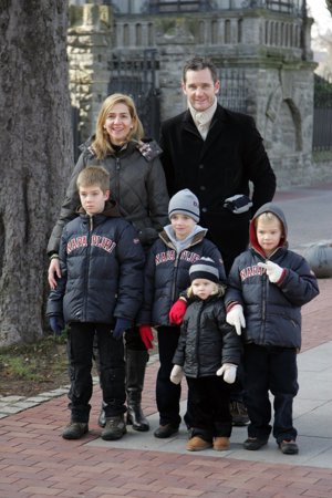 Los Duques de Palma junto a sus hijos. Imagen de archivo Vitoria