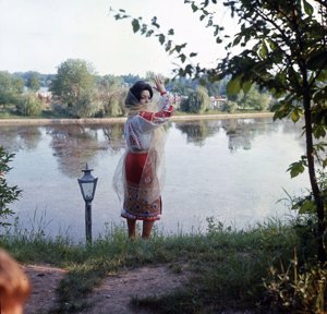 Sara con vestido típico en Bucarest