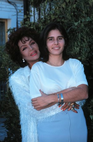 Sara en una imagen de archivo con su hija Thais