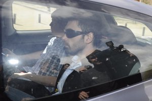 Zeus llegando también al tanatorio