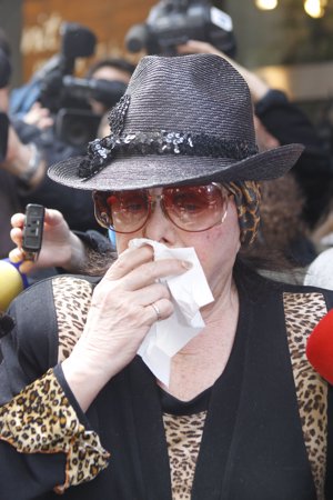 Marujita Díaz derrumbada a los pies de su casa