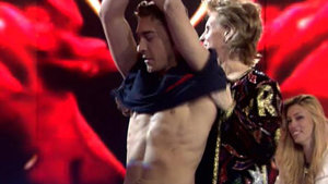 El concursante le hace un striptease a Milá