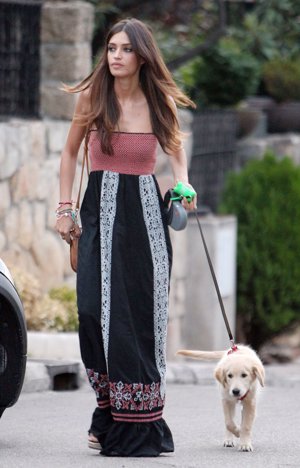 EP Sara pasea a su perro