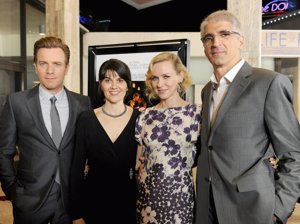 María y su marido Enrique posan junto a Ewan McGregor y Naomi Watts