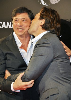 Javier Bardem dándole un beso en la mejilla a Carlos Bardem
