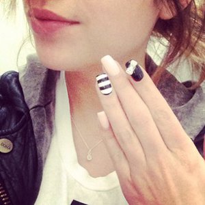 Uñas de Ashley Benson. Instagram