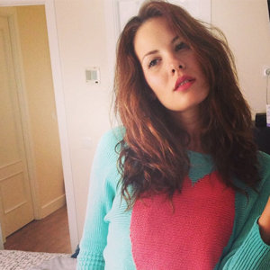 Twitter Jessica Bueno, melancólica con un jersey con un gran corazón