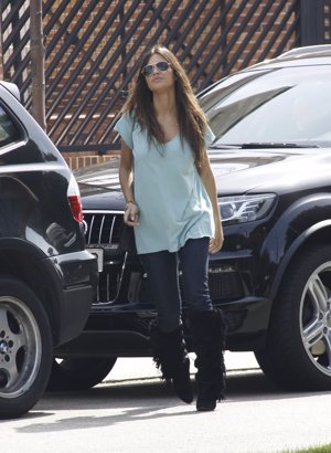 Sara con camiseta mint, jeans y botas de flecos negras