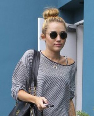 MILEY CYRUS: ISOTONER