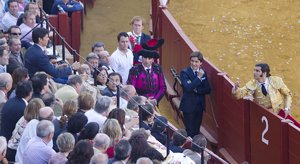 Momento en el que Morante de la Puebla le brindó su segunda faena a Francisco