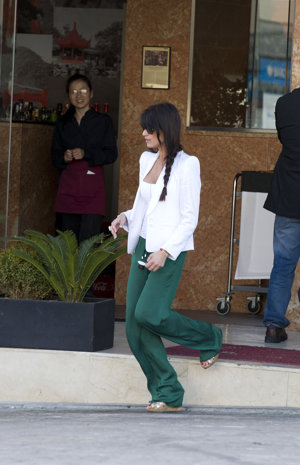 Sonia Ferrer saliendo de otro de los locales propiedad del jinete