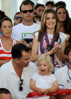 Letizia aplaudiendo mientras canta Anglada donde van con sus hijas