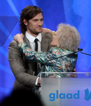 GETTY IMAGES: Betty White y Alex Pettyfer