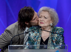 GETTY IMAGES: Betty White y Alex Pettyfer