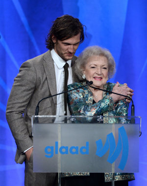 GETTY IMAGES: Betty White y Alex Pettyfer